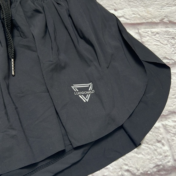 Women’s black flowy shorts phone pocket - Picture 2 of 6